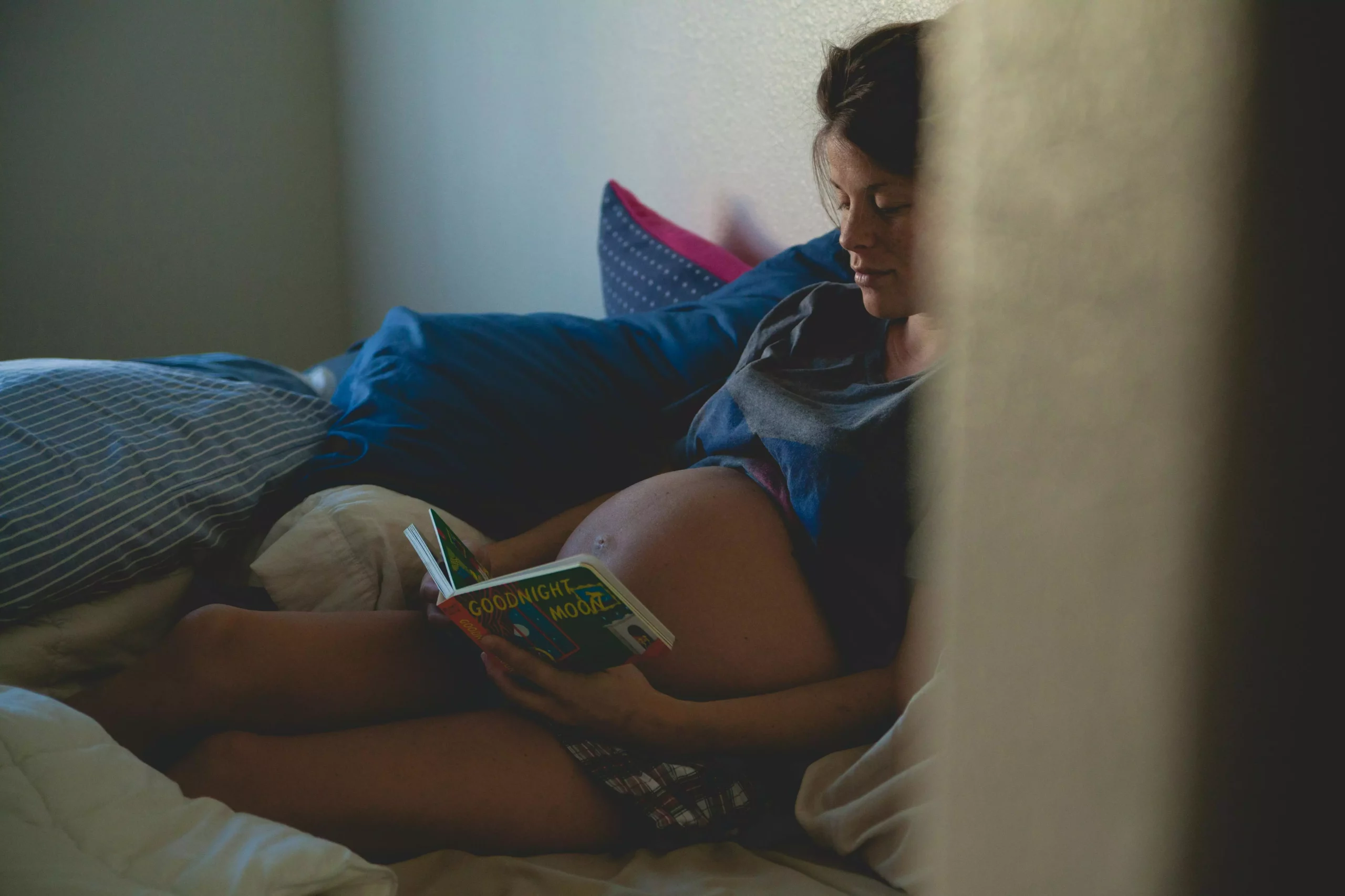 孕婦看書
