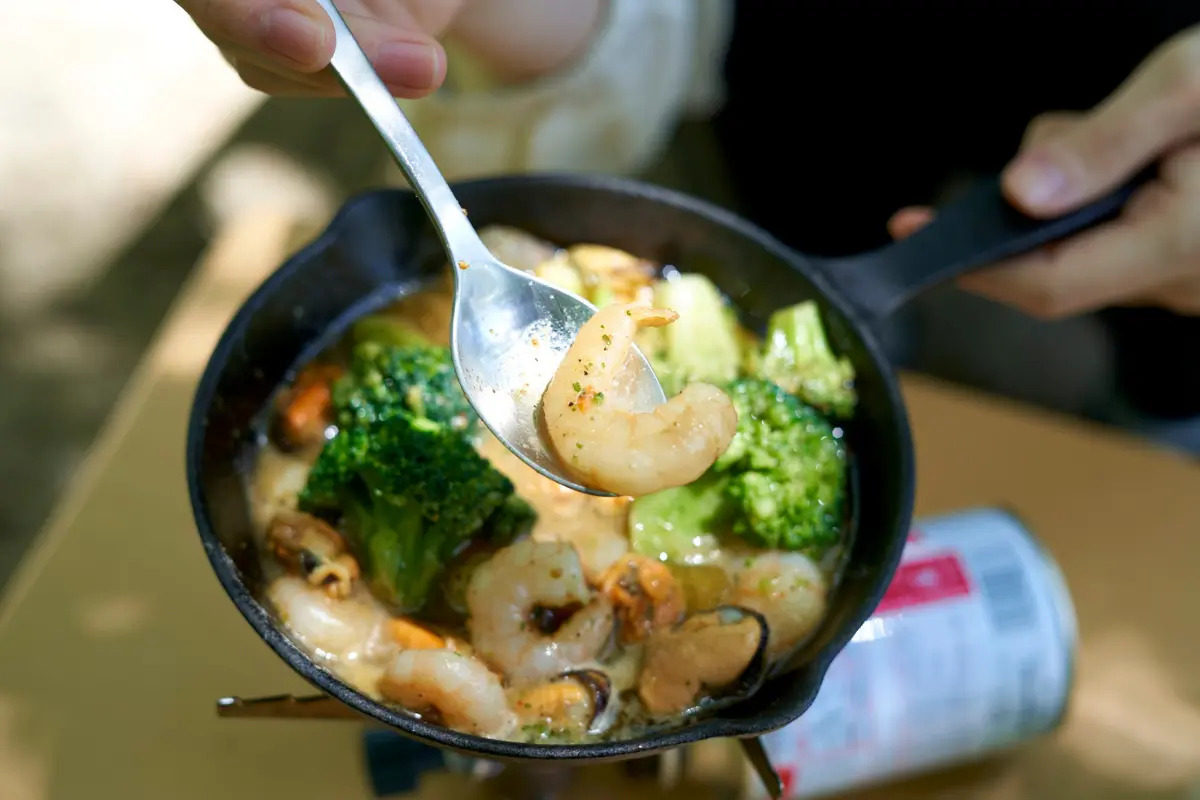 露營鍋具材質全解析！鑄鐵鍋是露營美食家的靈魂，也就是俗稱的「荷蘭鍋」材質。